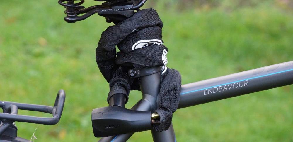 abus kettenschloss an sattelstange von fahrrad