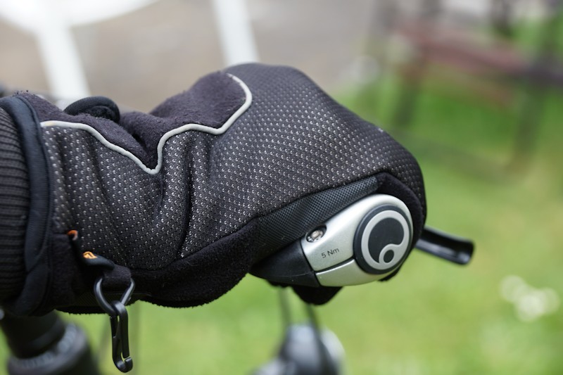 Fahrradhandschuhe an ergonomischen Fahrradgriffen umgreifen den Griff