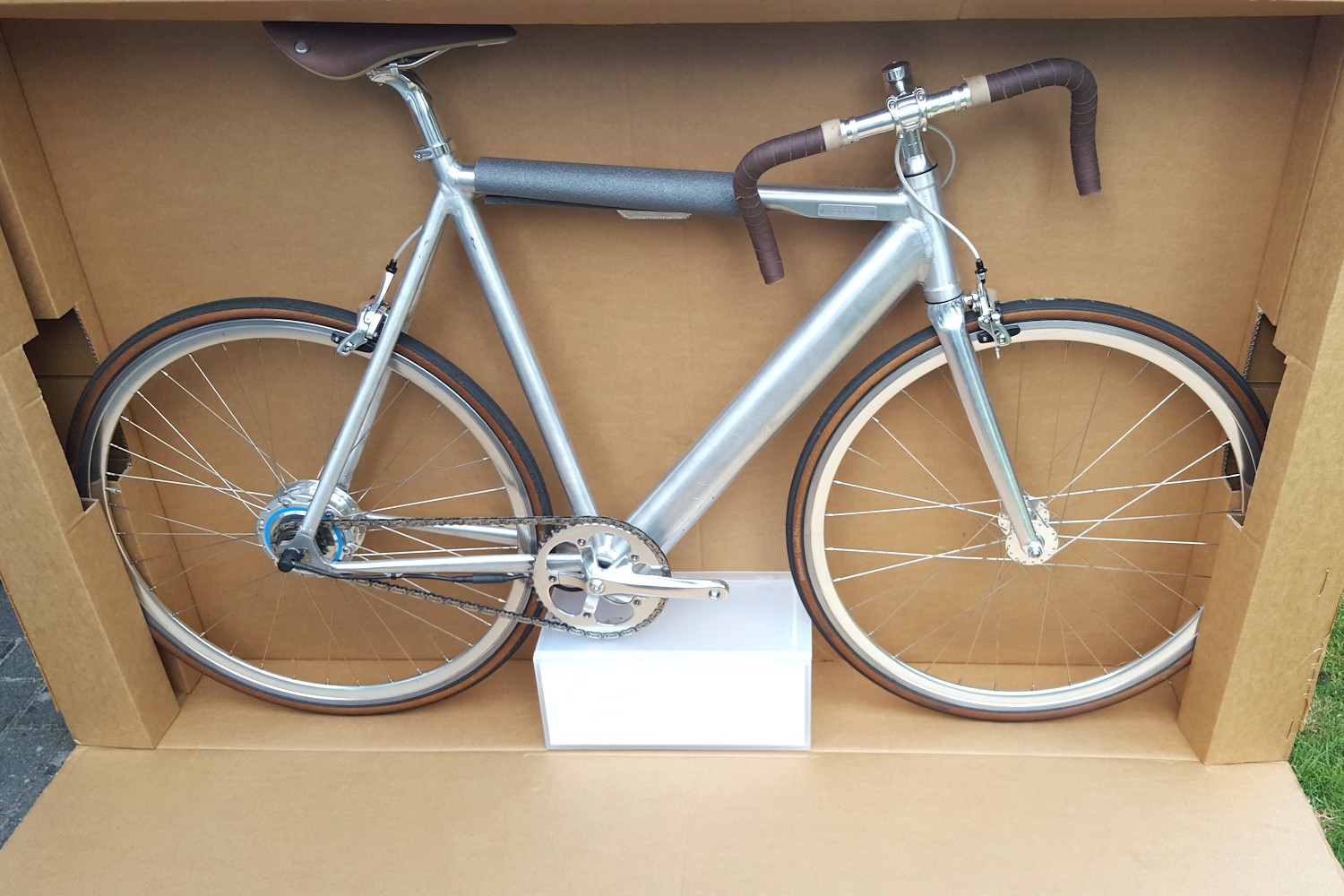 Fahrradversand ein Fahrrad im Karton