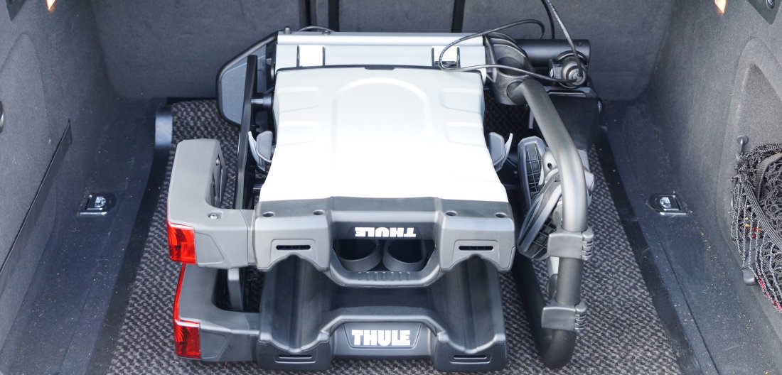 Thule EasyFold XT 2 zusammengeklappt im Kofferraum